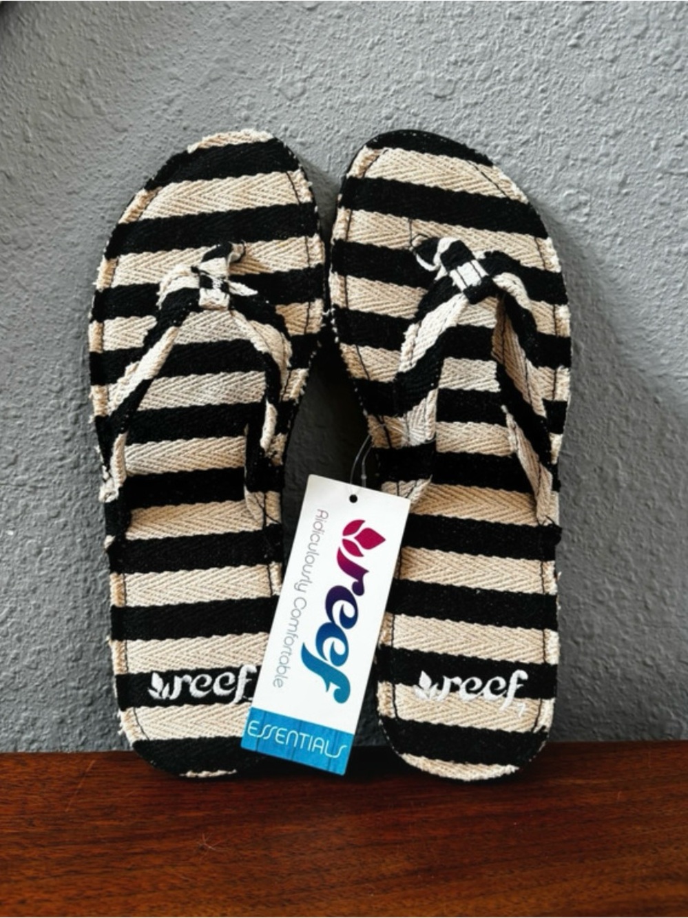RARE Reef Stripe Flip Flops in Black and Cream 2010